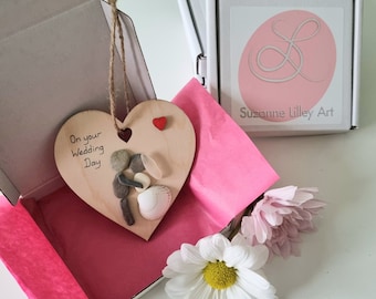 Presente de casamento em forma de coração feito com pedras, lembrança personalizada para os noivos e para o dia do casamento.