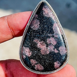 Delikatny pierścionek z rubinowym jesiennym srebrem próby 925: pierścionek koktajlowy w kształcie łezki