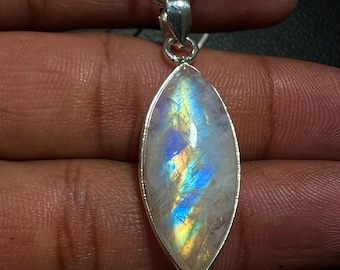 Collar de plata de ley con piedra lunar arcoíris: colgante marquesa, estilo minimalista.
