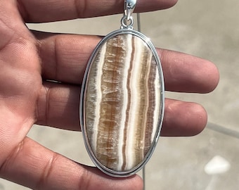 Colgante ovalado de aragonita hecho a mano: collar de plata de ley con piedras preciosas.