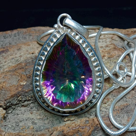 Ciondolo in topazio mistico: pietra preziosa ovale color arcobaleno, pendente in argento sterling 925 - Italia