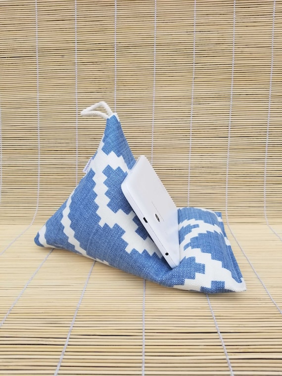 Tableta de tela hecha a mano/Kindle/iPad Pillow Stand / Trébol marroquí  Conjunto blanco azul / Tableta/