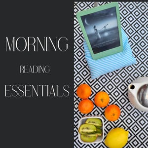 Peut inclure: Un lecteur d'ebook vert posé sur un coussin rayé bleu, sur une surface à motifs géométriques noirs et blancs. L'image comprend des oranges, des kiwis et un citron, avec le texte "MORNING READING ESSENTIALS".