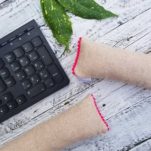 Handgemaakte polssteun van wollen toetsenbord met pompon