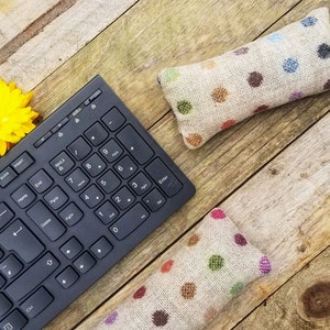 Handgefertigte Maus & Tastatur Handgelenkauflage | Beige Wolle | Punkte | Büro| Mitarbeiter Geschenk | WFL | TKL | Mechanische Tastatur | Muttertags Geschenk