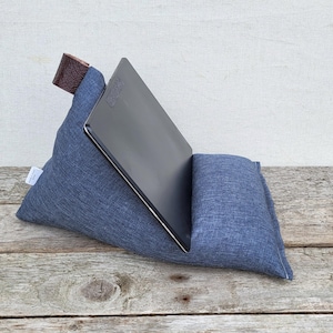 ハンドメイドファブリックタブレット/Kindle/iPad枕スタンド | ネイビーブルースタンド | ホームオフィス | ベッドビーンバッグスタンド | WFHギフト | Koboスタンド | 父の日