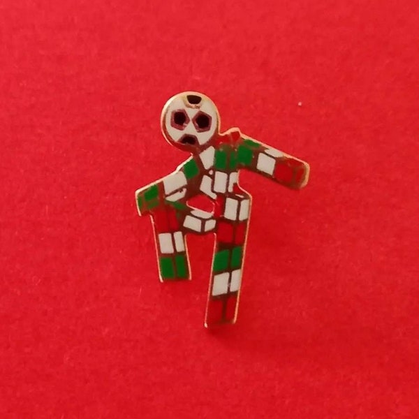 Fantastic collectible FIFA pin. Crafted by Uno A Erre in 18ct gold and enamel. Produced to commemorate the 1990 World Cup held in Rome. Rare