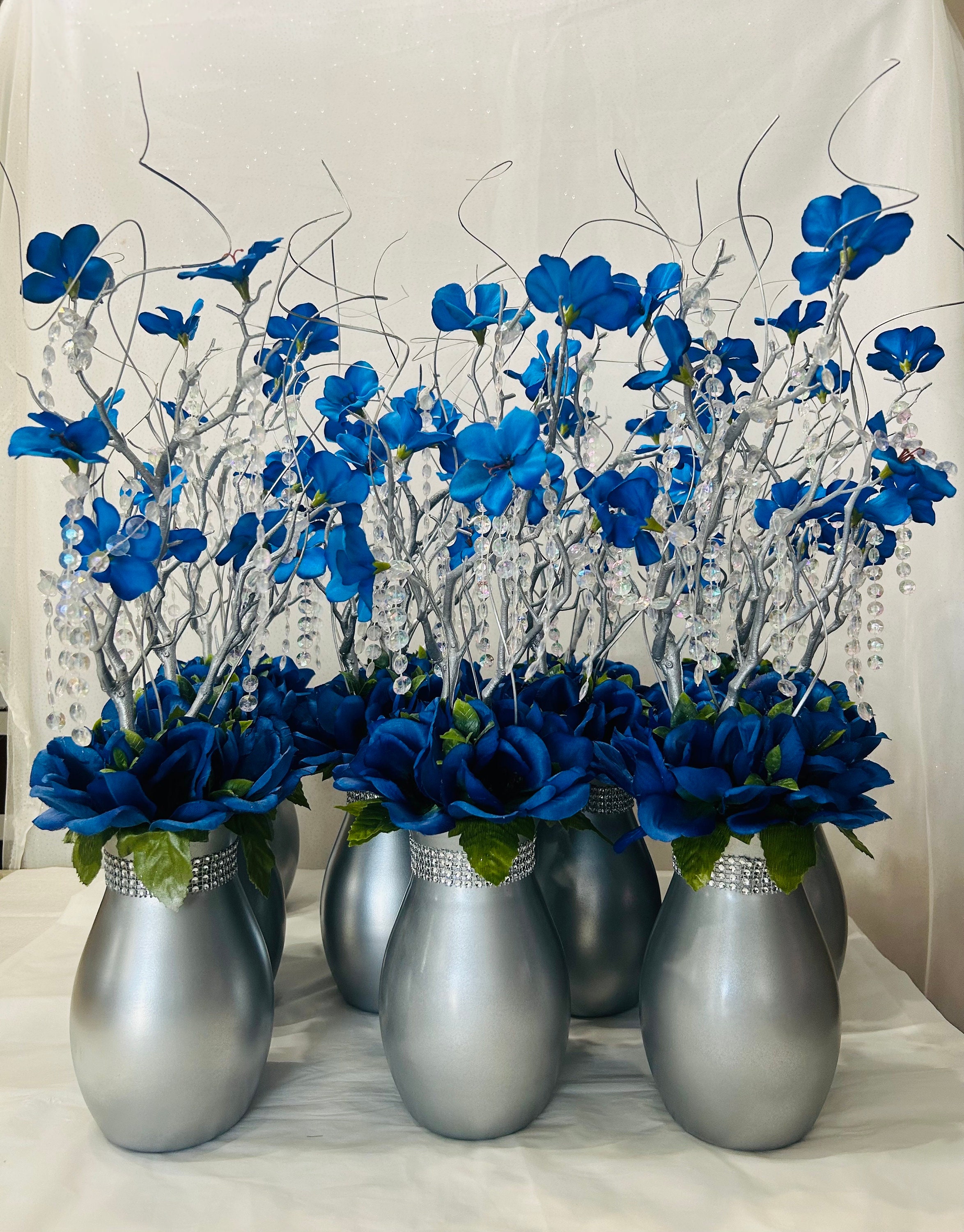 Centro de mesa floral azul rey para bodas: jarrón plateado y rama de  manzanita para cualquier fiesta - Etsy México, image size:2348x3000