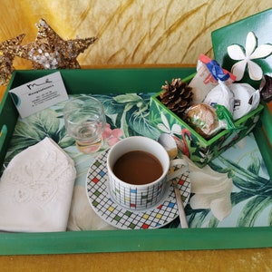 Bandeja servicio Estampación floral realizada en cartón y papelería reciclada de forma artesanal colección artesaniamimagu