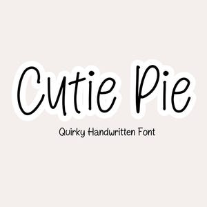 Könnte beinhalten: Quirkige handgeschriebene Schriftart Cutie Pie. Ein schwarzes und weißes handgeschriebenes Schriftartdesign mit einem verspielten und verspielten Stil.