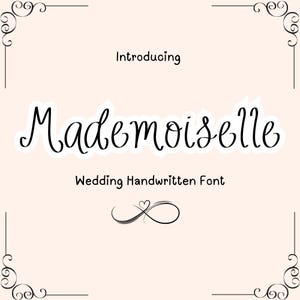 Könnte beinhalten: Vorstellung von Mademoiselle, einer handgeschriebenen Hochzeitsschrift. Die Schriftart wird in einem kursiven Stil mit einer dekorativen Verzierung angezeigt.