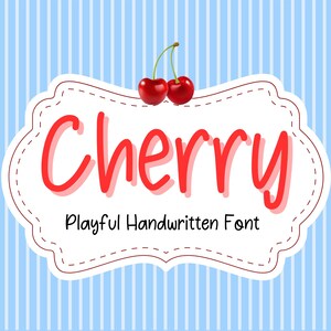 以下が含まれることがあります： 「Cherry Playful Handwritten Font」と赤い手書きのフォントで書かれた白いラベル。ラベルの上に赤いサクランボが2つある。
