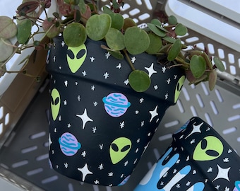 Jardinera espacial pintada a mano