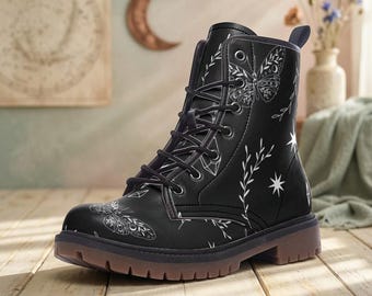 Botas de combate negras de piel vegana, botines con cordones y estampado de polillas.