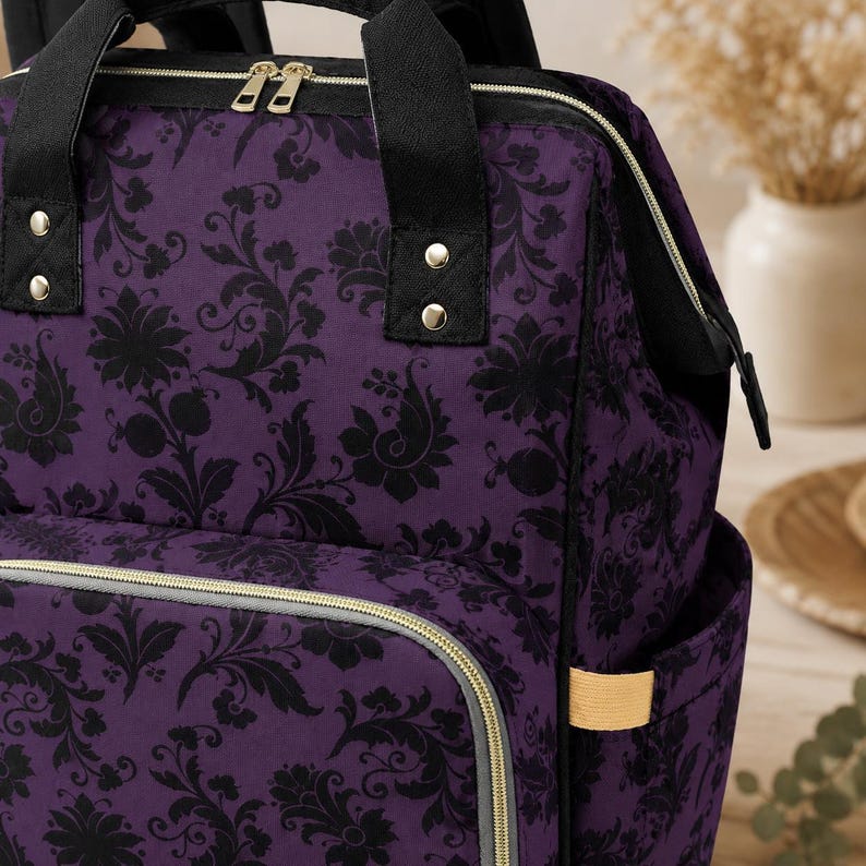 Mochila cambiador con estampado damasco morado, bolso de viaje estilo bruja gótica para mamás. imagen 4