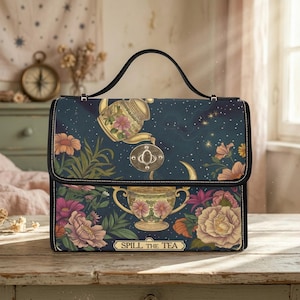 Puede incluir: Un juego de tres tazas de cerámica con un acabado moteado y mate. Las tazas son de color crema, gris claro y gris oscuro. Cada taza tiene un diseño simple y minimalista, ideal para café o té.