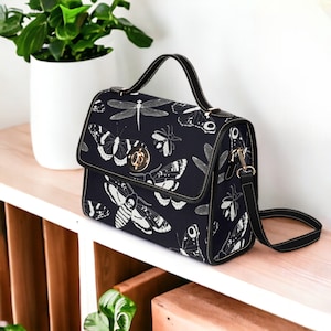 Sombre universitaire gothique Spooky night Flying Moths Canvas Satchel bag, sac à main gothique chic à bandoulière, cadeau de sac à main mystique Halloween fashion witchy