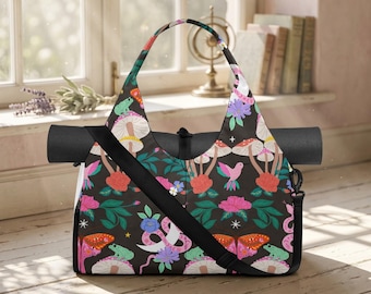 Bolso hobo estilo cottagecore oscuro, bolso holgado con estampado floral de serpiente, rana y polilla.