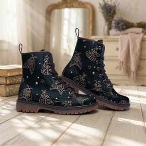 Buty z motywem motyli, sznurowane buty z motywem niebiańskich owadów, mistyczne obuwie z gwiaździstym wzorem