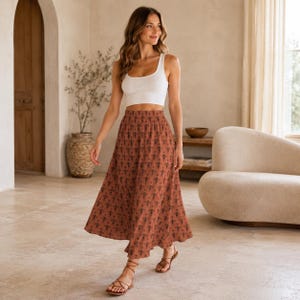 Saia maxi com estampa de abelhas em tons ferrugem, estampa botânica de insetos, saia de verão fluida de cintura alta estilo cottagecore.