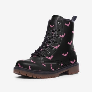 Bat Goth Boots, Gothic Spring Boots, Bat Pattern Combat boots, Summer Batty Combat boots, Everyday Biker Boots, Pastel Goth Boots, Edgy Kleding