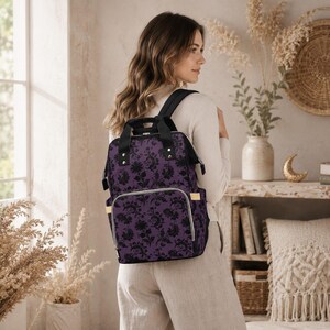Mochila cambiador con estampado damasco morado, bolso de viaje estilo bruja gótica para mamás. imagen 3