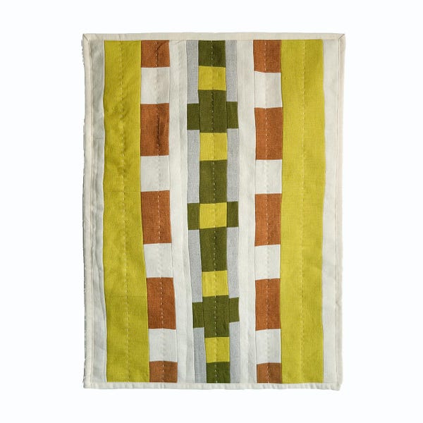 Tapiz de pared moderno, colorido y brillante con patchwork acolchado.