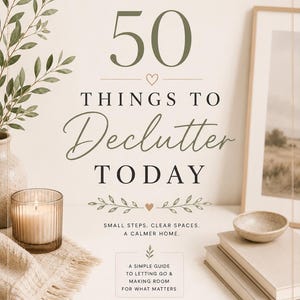 Pode incluir: Uma impressão digital intitulada 50 THINGS TO DECLUTTER TODAY com o subtítulo SMALL STEPS. CLEAR SPACES. A CALMER HOME. e A SIMPLE GUIDE TO LETTING GO & MAKING ROOM FOR WHAT MATTERS da THE COZY RESET CO. com texto verde-oliva e preto.
