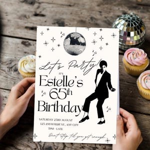 Op de afbeelding: Een zwart-witte verjaardagsuitnodiging met de tekst "Let's Party!" en "Estelle's 65th Birthday." De uitnodiging heeft een disco-thema, met een dansende figuur en een discobal-afbeelding. De datum en tijd zijn ook inbegrepen.