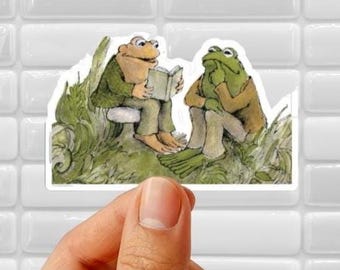 Von Frosch und Kröte inspirierter Aufkleber | Illustrierte Freundschaft, Buchliebhaber, Frosch-Charaktere, Kuss-Aufkleber