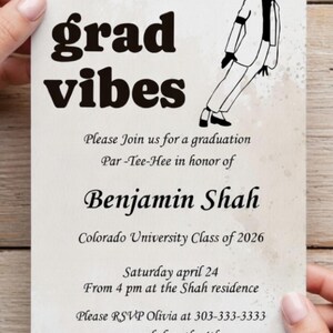 Könnte beinhalten: Abschlussankündigung mit dem Schriftzug "grad vibes" in großen, fetten Buchstaben. Die Einladung enthält Details für Benjamin Shahs Abschluss an der University of Colorado im Jahr 2026, mit RSVP-Informationen.