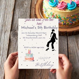 Könnte beinhalten: Geburtstagseinladung mit dem Text "Join us and Par-tee hee! Michael's 5th Birthday." Ein bunter Kuchen mit brennenden Kerzen ist zu sehen. Die Einladung enthält eine Silhouette einer tanzenden Person. Die Einladung wird von Händen gehalten.