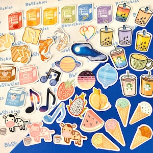 Puede incluir: Una colección de pegatinas coloridas con varios diseños, incluyendo notas musicales, frutas, animales y planetas. Las pegatinas están dispuestas sobre un fondo azul con el texto "BbStickies" visible en la esquina superior izquierda.