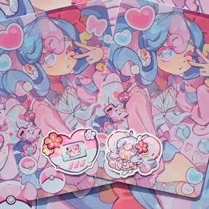 Op de afbeelding: Esthetische illustratie met een personage met blauw en roze haar, versierd met hart- en bloemaccenten. Het kunstwerk bevat stickers en een patroonachtergrond in roze en blauwe tinten, wat een schattig en grillig thema creëert.