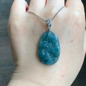 Ciondolo con etichetta paesaggistica Shan Shui Pai in giadeite blu scuro guatemalteco scuro in argento sterling 天然冰危深蓝水翡翠山水牌吊坠 A