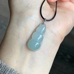 Natural Grade A Icy Translucent Pale Green Jadeite Carved Peapod Pendant 18K White Gold 天然糯冰淡晴底翡翠福豆镶嵌吊坠