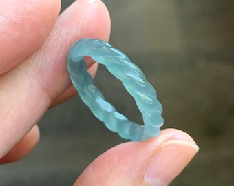 Natural Grado A Guatemalteco Helado Altamente Translúcido Luz Polvoriento Verde Azulado Jade Jadeita Tallada Trenza Banda Anillo Tamaño 9.25 US 天然冰胶危浅蓝翡翠麻花戒圈 WMH350D