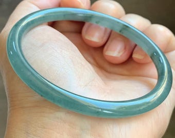 Gecertificeerde natuurlijke klasse A Guatemalteeks ijzig doorschijnend stoffig groenblauw jade jadeiet slanke armband 62,09 mm 7,67" 24,35 g 天然冰胶危蓝绿翡翠细圆条手镯 1220