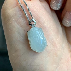 Certificado Natural Grau A Gelado Translúcido Gelatinoso Pastel Dusty Blue Jadeite Esculpido Petite Pixiu Pingente Ouro Branco 18K 天然冰胶淡蓝翡翠貔貅镶嵌吊坠2296