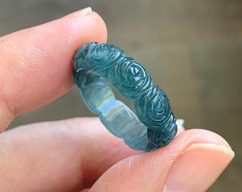 Grado A Natural Guatemalteco Helado Altamente Translúcido Oscuro Azul Azul Jade Jadeíta Tallado Rosa Banda Anillo Tamaño 6.5 EE.UU. 天然冰危深蓝翡翠玫瑰花戒圈 WSM280D