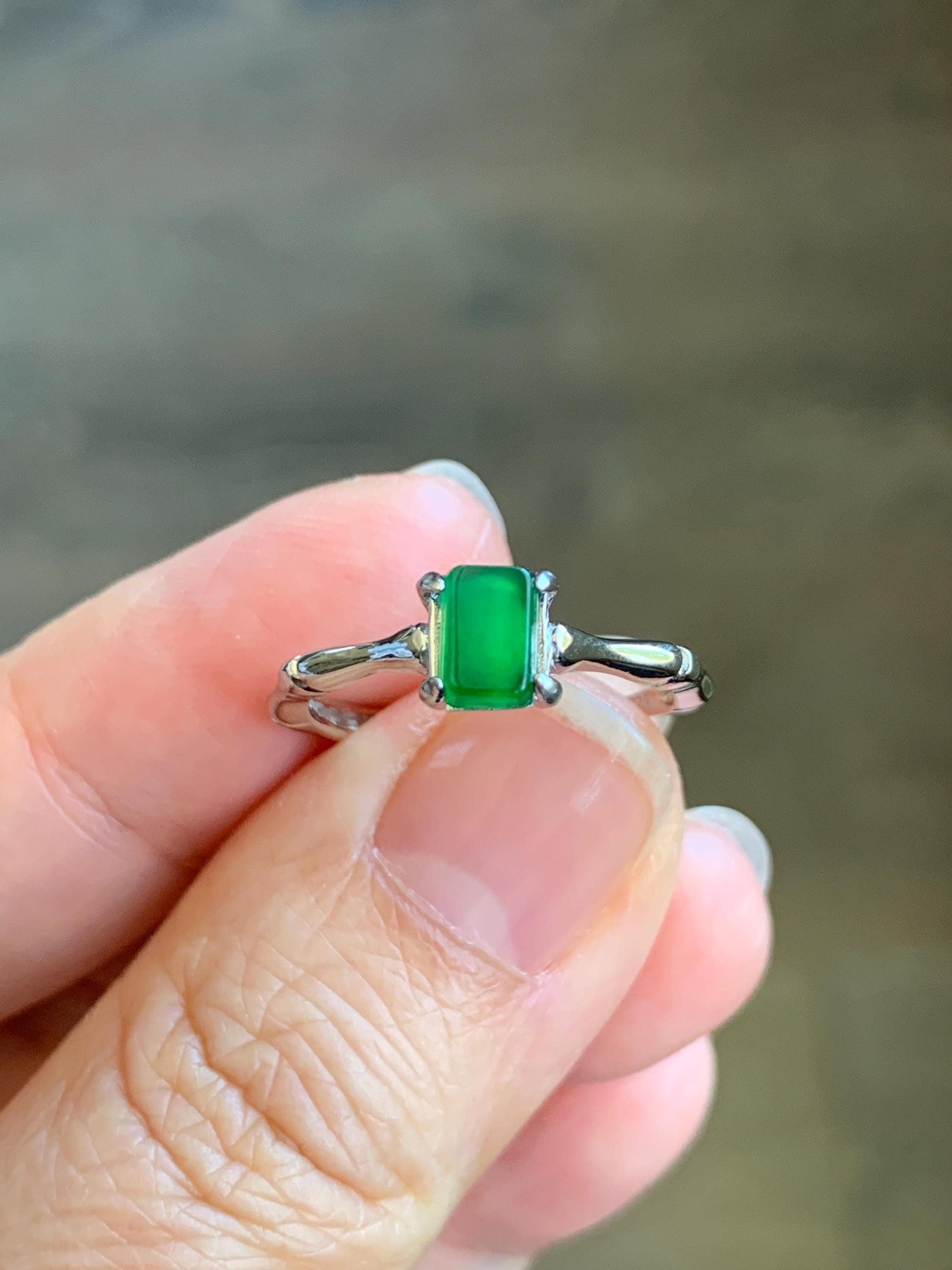 天然グレード A グアテマラ氷半透明鮮やかなグリーンジェダイト竹