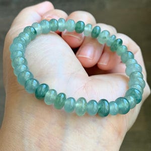 天然グレード A 氷のような高半透明のゼラチン状多色ライトグリーン 
