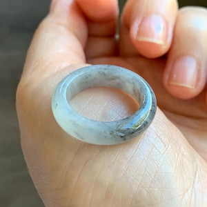 Natürlicher Grad A Eisiger durchscheinender hellgrauer Wuji marmorierter Jade Jadeit Bandring Größe 8,75 US