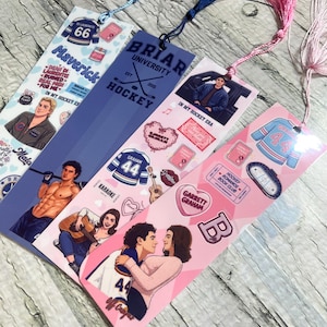 Op de afbeelding: Vier kleurrijke bladwijzers met kwastjes. De bladwijzers bevatten illustraties van personages en tekst, waaronder "Maverick", "Briar University Hockey" en "Garrett Graham". Het kleurenschema omvat blauw, roze en wit, met diverse graphics en tekst.