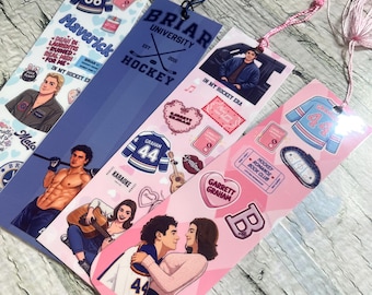 Może przedstawiać: Cztery prostokątne zakładki do książek z chwostami, ozdobione ilustracjami hokeistów, koszulkami z numerami 66 i 44, napisami takimi jak Briar University Hockey, Garrett Graham oraz romantycznymi scenami w odcieniach różu, błękitu i granatu.