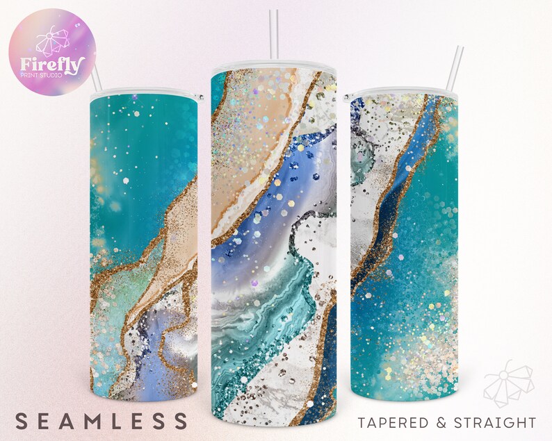 Peut inclure: Trois gobelets sans couture avec des motifs abstraits. Les gobelets pr&eacute;sentent un m&eacute;lange de teintes turquoise, bleues, beiges et des accents de paillettes dor&eacute;es. Le texte "SEAMLESS" et "TAPERED & STRAIGHT" est au bas de l'image. Le logo Firefly Print Studio est en haut &agrave; gauche.