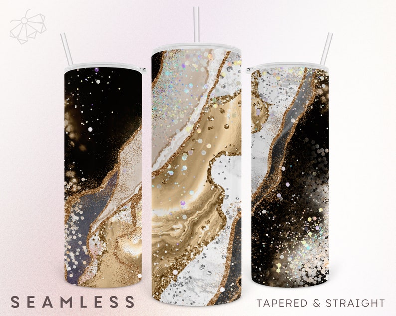 Peut inclure: Trois gobelets en acier inoxydable avec couvercles et pailles. Les gobelets pr&eacute;sentent un motif abstrait noir, dor&eacute; et blanc. Les textes "SEAMLESS" et "TAPERED & STRAIGHT" sont visibles.