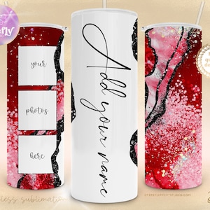 Puede incluir: Un vaso blanco con un diseño abstracto rojo y rosa. El vaso tiene un contorno negro y detalles de purpurina. El texto "Añade tu nombre" está escrito en el vaso. El vaso es para sublimación.