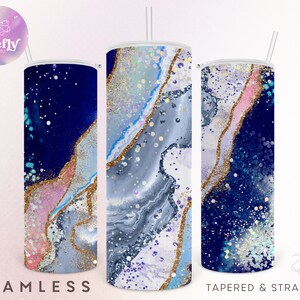 Peut inclure: Trois gobelets isothermes sans couture avec des motifs abstraits. Les gobelets pr&eacute;sentent une palette de couleurs bleu marine, rose et or avec des accents de paillettes. Un gobelet est conique, les autres sont droits. Les gobelets ont des couvercles et des pailles blancs.