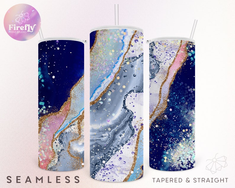 Peut inclure: Trois gobelets isothermes sans couture avec des motifs abstraits. Les gobelets pr&eacute;sentent une palette de couleurs bleu marine, rose et or avec des accents de paillettes. Un gobelet est conique, les autres sont droits. Les gobelets ont des couvercles et des pailles blancs.